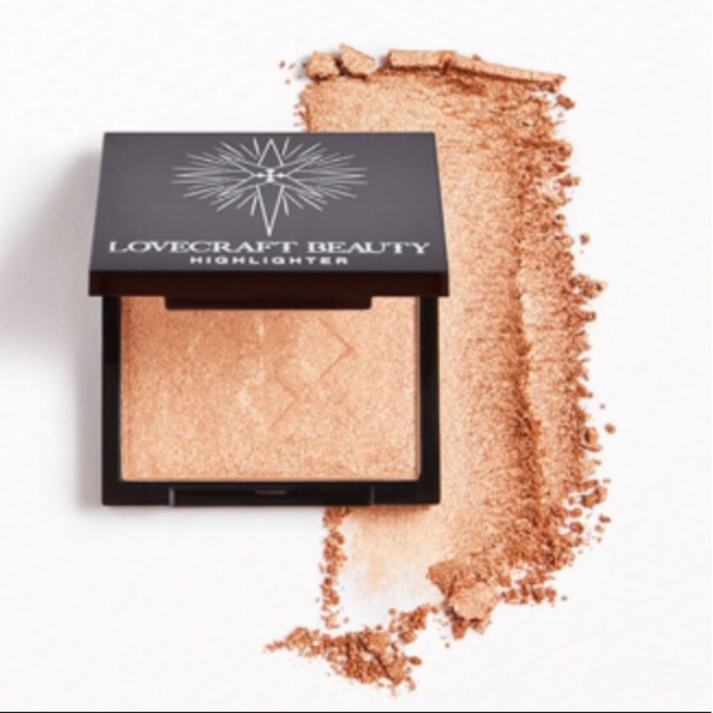 Lovecraft Beauty highlighter in Borealis